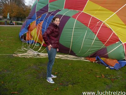 De luchtballon in Gorinchem in gereedheid brengen